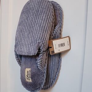 Dearforms Dluxe slippers NWT